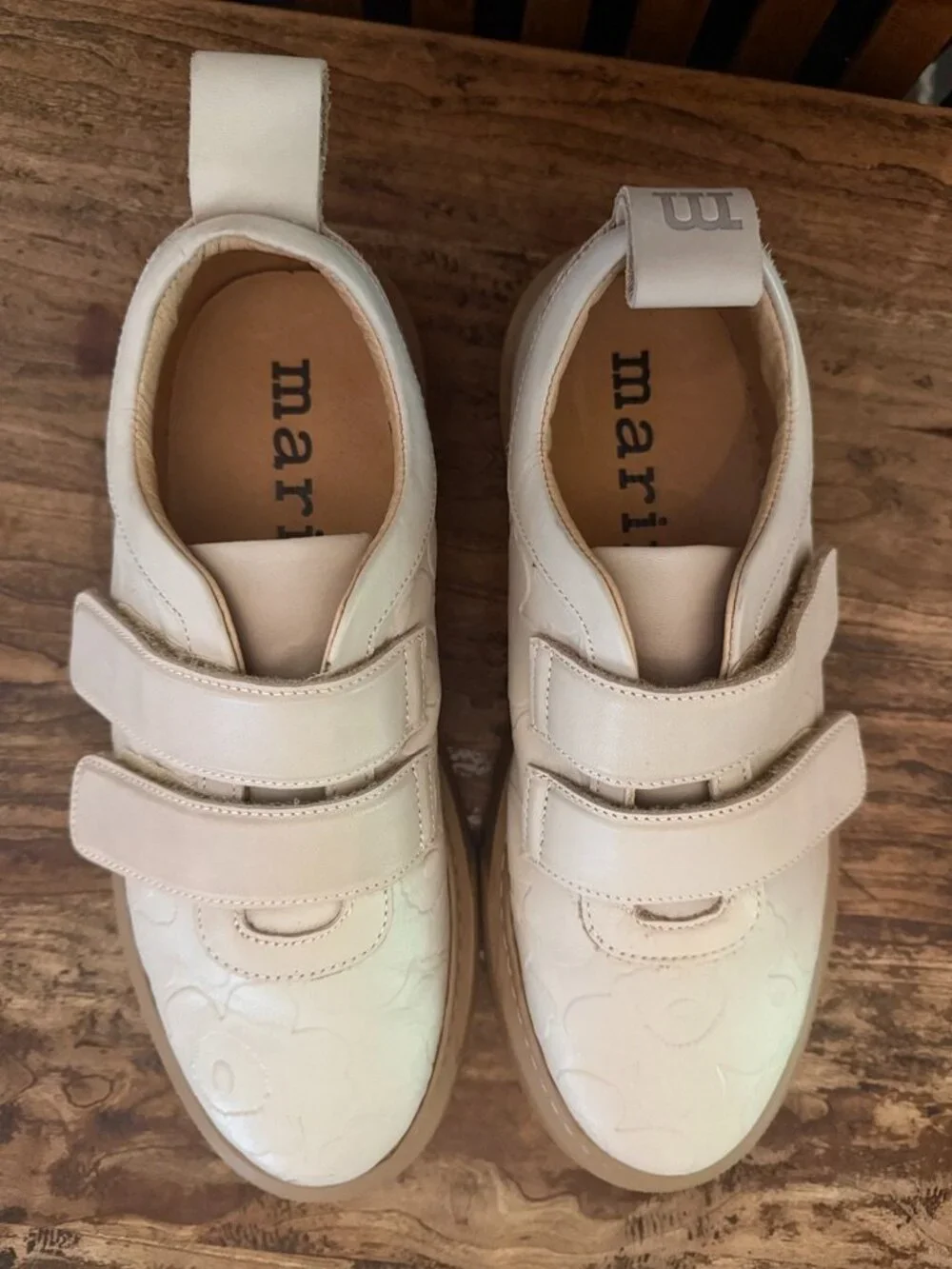 unisex Marimekko Rinnekedolla Cream Leather Embossed Floral Sneakers. 41